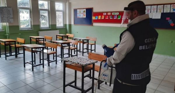 Gemlik Belediyesi okulları dezenfekte etti
