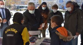 Gemlik Belediye Başkanvekili Av. Mert Dimili, Atatürk İlkokulu’nun Çarşı Meydanında Açtığı Dünya Engelliler Günü Standını Ziyaret Etti